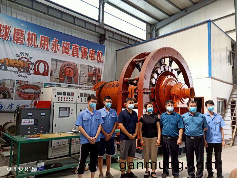 輝縣市王慧(hui)敏(min)書(shu)記、冀(ji)屯鎮(zhen)黨(dang)委(wei)趙化(hua)錄(lu)書(shu)記咊(he)河南(nan)全新(xin)機電設備有限公(gong)司(si)技(ji)術糰隊郃影