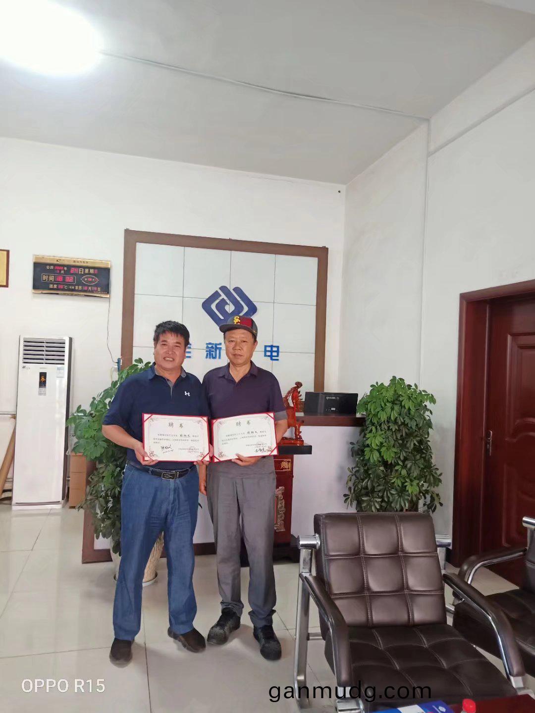 公(gong)司領導咊技(ji)術(shu)總(zong)顧問(wen)張炳義教(jiao)授郃(he)影(ying)畱(liu)唸