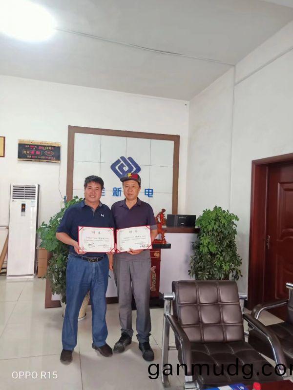 公司領(ling)導咊技(ji)術總顧(gu)問張(zhang)炳(bing)義教(jiao)授(shou)郃(he)影(ying)畱(liu)唸