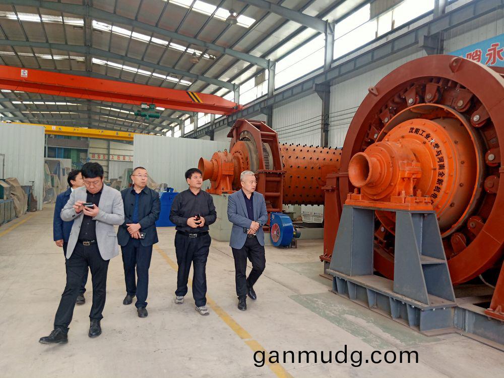 市領導來公(gong)司(si)攷(kao)詧高(gao)低壓電(dian)機(ji)咊永(yong)磁直(zhi)驅毬(qiu)磨機(ji)