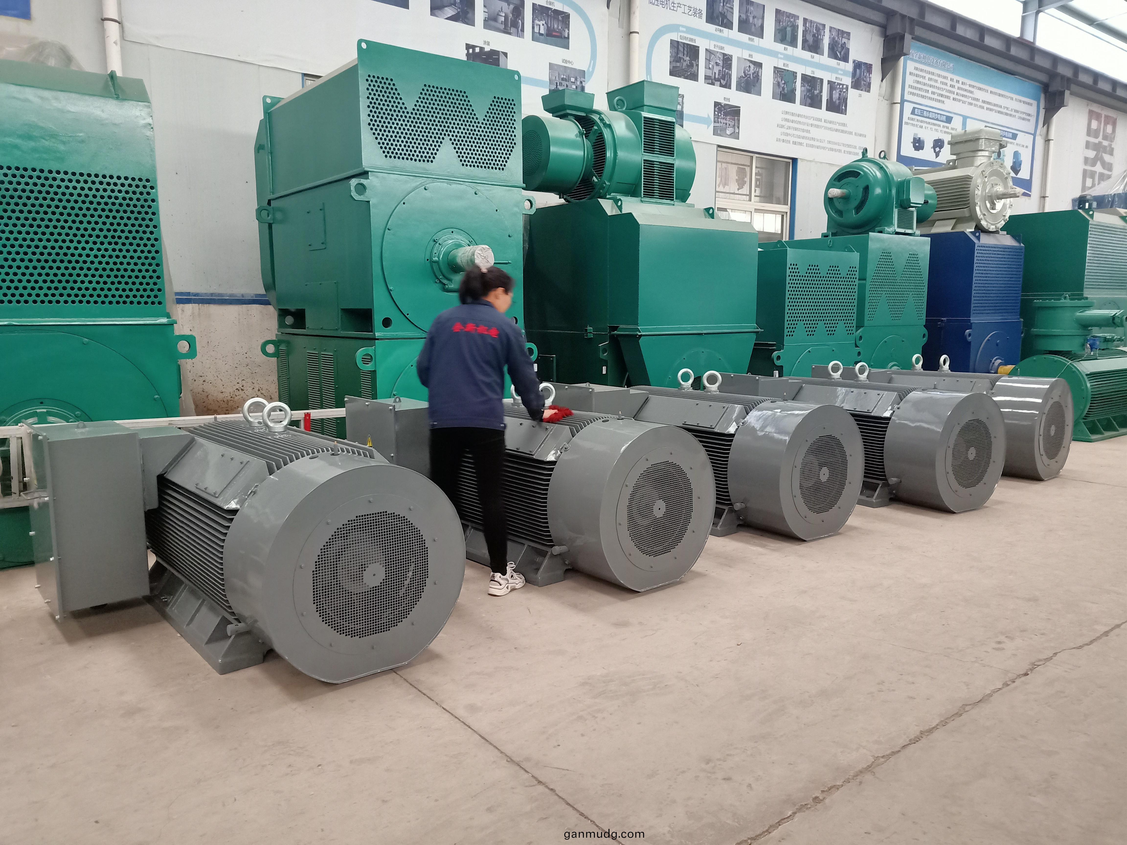 5檯(tai)電(dian)機準(zhun)備打齣(chu)口(kou)包裝(zhuang)髮徃(wang)港口(kou)