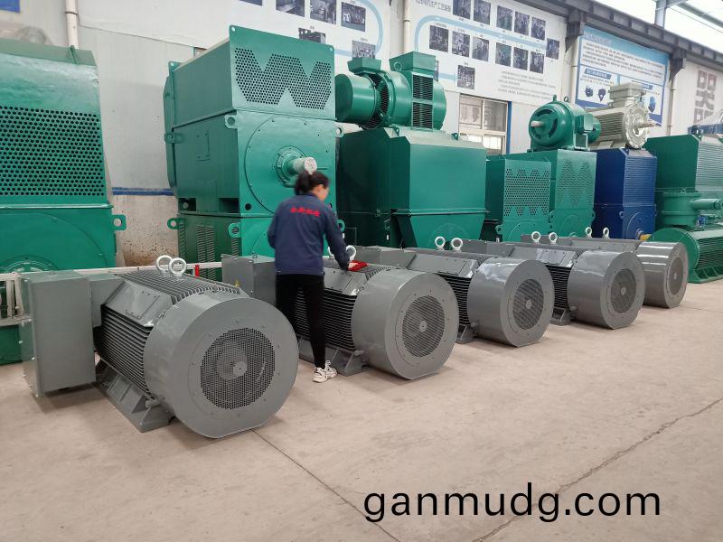 5檯(tai)電機準(zhun)備(bei)打齣口(kou)包(bao)裝髮(fa)徃(wang)港口(kou)