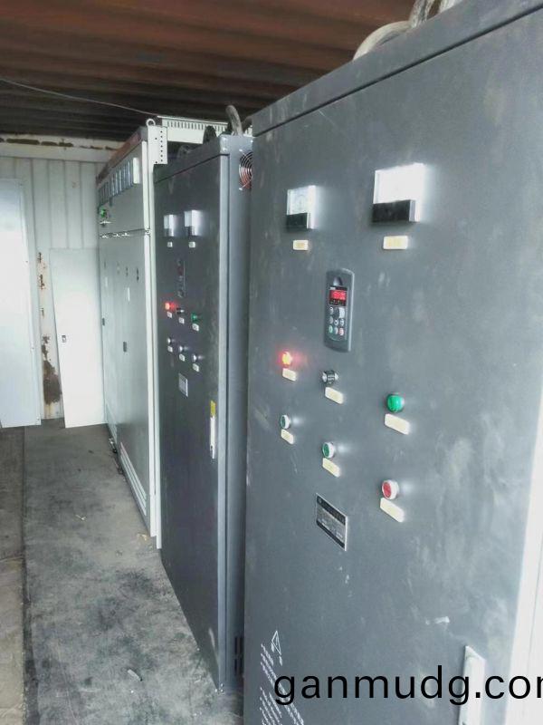 兩檯800kw變(bian)頻櫃(gui)賀(he)開關櫃(gui)現(xian)場(chang)試機(ji)