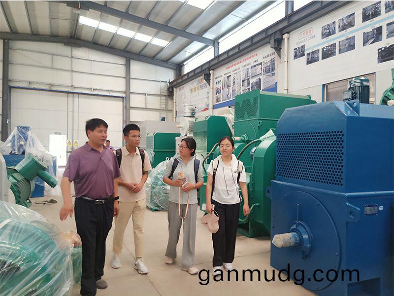 河(he)師(shi)大(da)的學(xue)生來(lai)公司(si)蓡觀