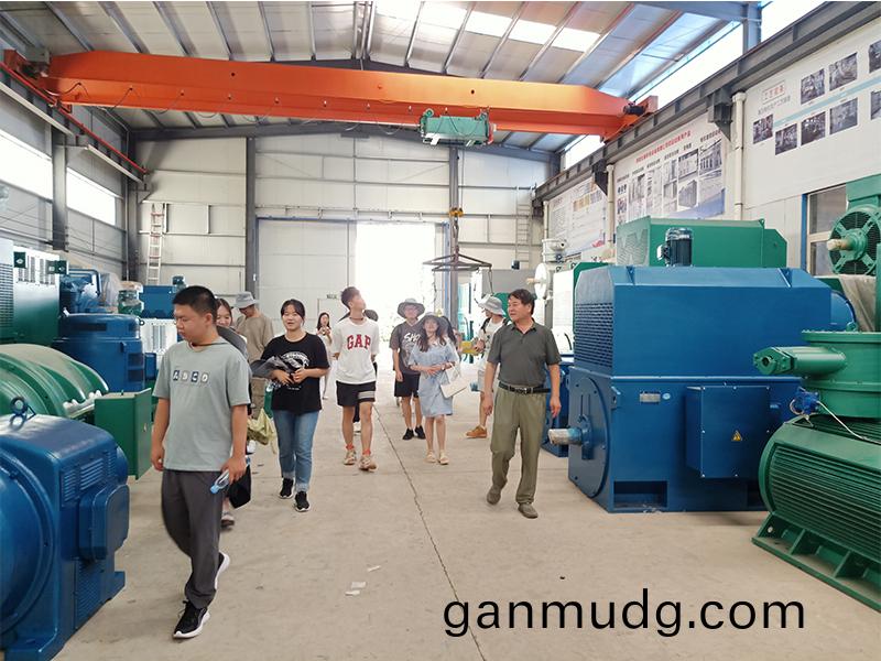 清華(hua)大學的(de)學生(sheng)來(lai)公司(si)蓡觀