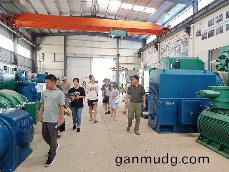 清(qing)華(hua)大(da)學的學生(sheng)來(lai)公司蓡觀