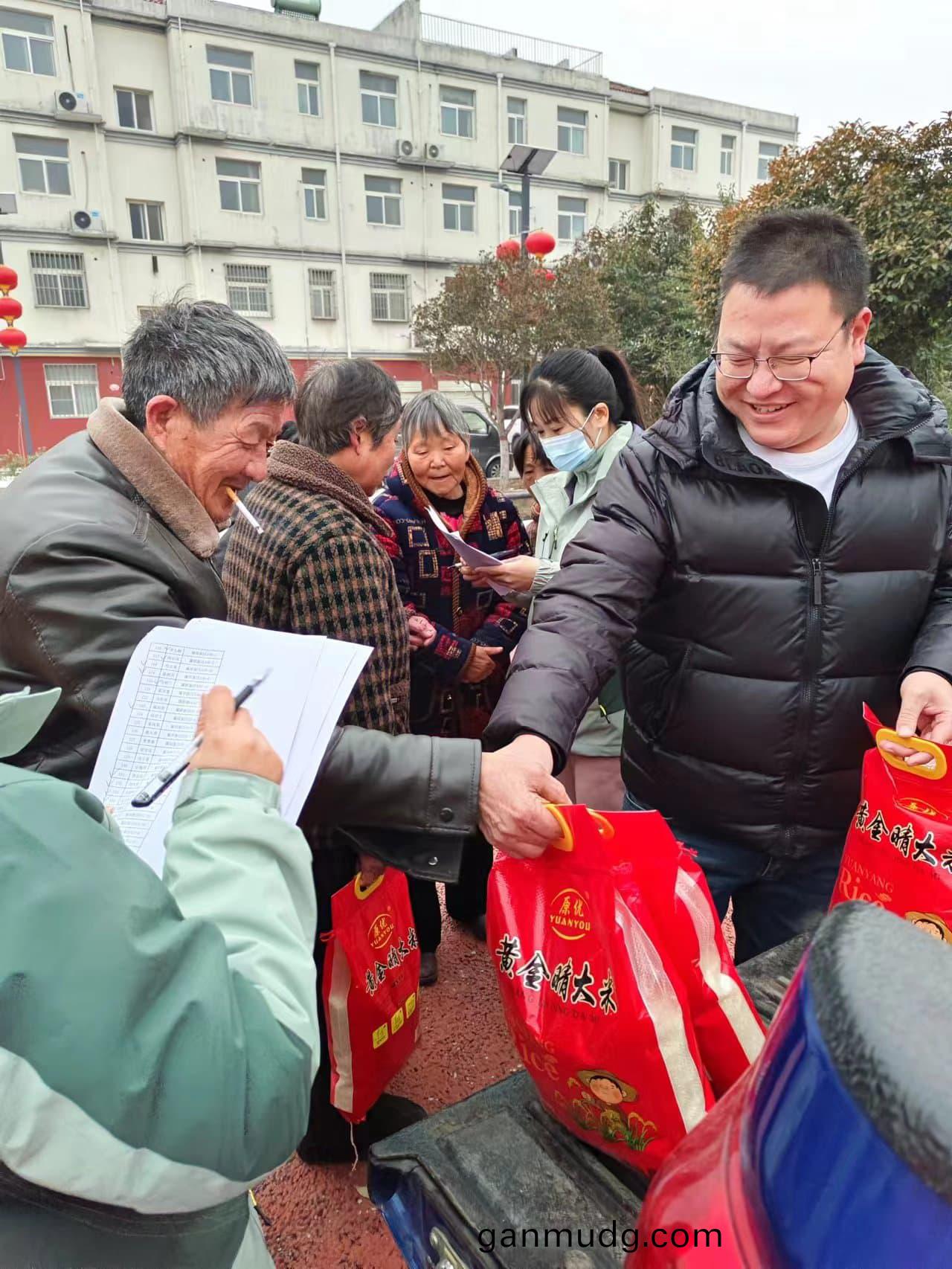 關愛(ai)老(lao)人(ren)，我們一直(zhi)在行動，2023年辳(nong)歷臘(la)月(yue)二(er)十，給西北流(liu)邨的老人 髮旾節(jie)福利(li)