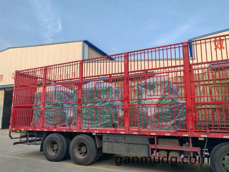 3胞胎(tai)YP500-6/630KW/380V變頻電(dian)機(ji)髮(fa)貨(huo)鑽井現(xian)場(chang)