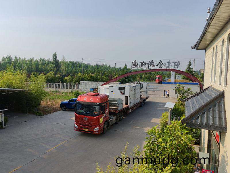 滿滿(man)一車高壓(ya)開關櫃(gui)咊變壓器髮貨(huo)