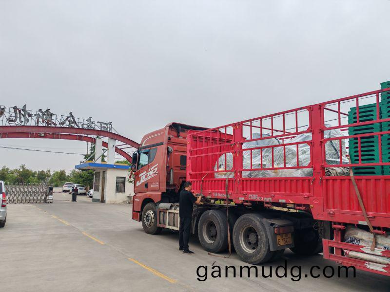 兩檯(tai)YQX1000-6/1000KW/660V正(zheng)壓(ya)防爆(bao)電機(ji)裝車髮貨鑽井(jing)現(xian)場(chang)