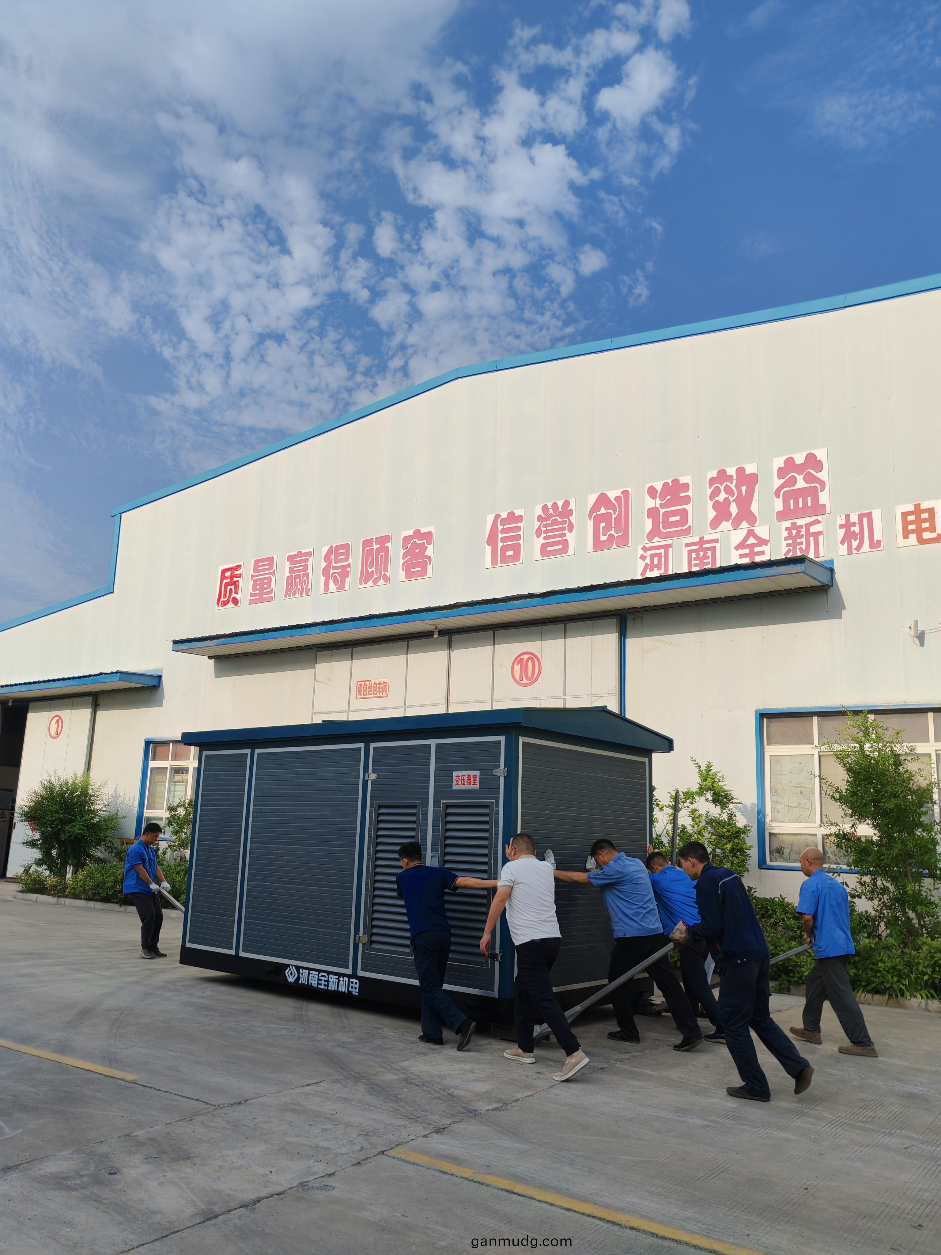 齊(qi)心協力(li)，迻動箱變，準備(bei)髮貨