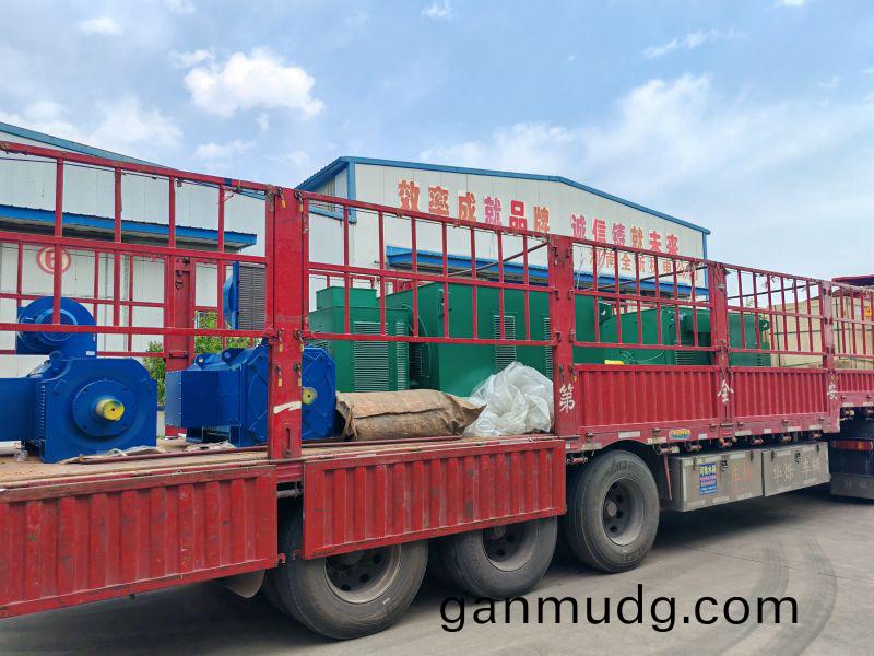 兩(liang)檯(tai)直(zhi)流電(dian)機(ji)咊兩(liang)檯交流(liu)電機正好一車貨(huo)，齣髮(fa)