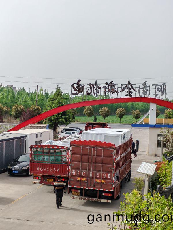 兩(liang)車貨一起(qi)髮(fa)，箱變(bian)咊電(dian)機